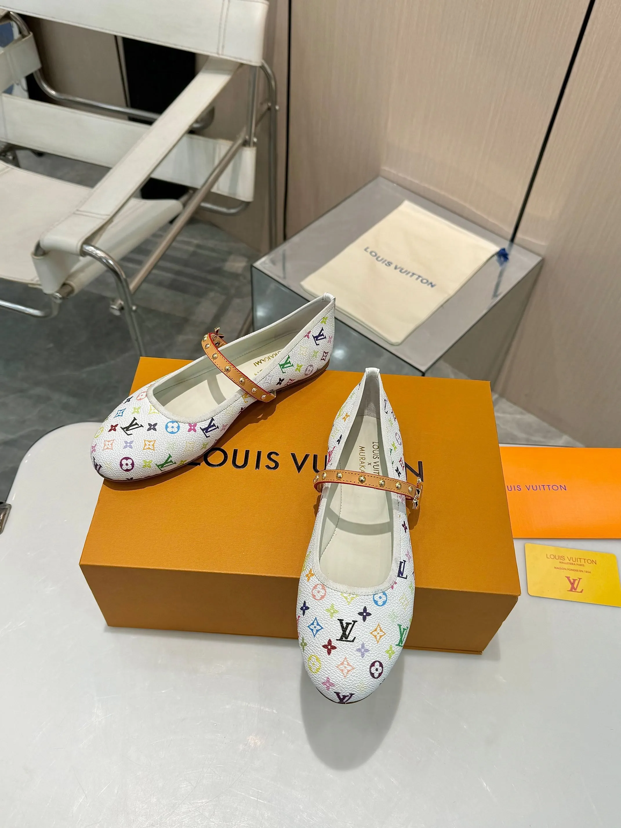 👟👟Ex-factory price 520👟👟 Women's Shoes Women's Clothing LV Louis Vuitton, a new luxury experience ✨Today I recommend a Louis Vuitton beauty to everyone!  It uses high-grade genuine leather soles and feels comfortable on your feet, making every step feel like you are walking on the clouds.  High-end lasting technology, the foot feels incomparable!  💙The perfect combination of brand printed leather and brand hardware buckles creates a unique fashion sparkle, highlighting nobility and luxury!  Classic design, exquisite craftsmanship, and quality in every detail.  Whether it's the casual style of matching or the elegant style of a skirt, it can be easily controlled.  Wear this pair of Louis Vuitton and become the fashion focus of the street, showing off your elegant taste! 💃 Fabric: Brand printed fabric Lining: Breathable sheepskin Sole: Italian leather sole Size: 35-42 (34/40/41/42 customized)